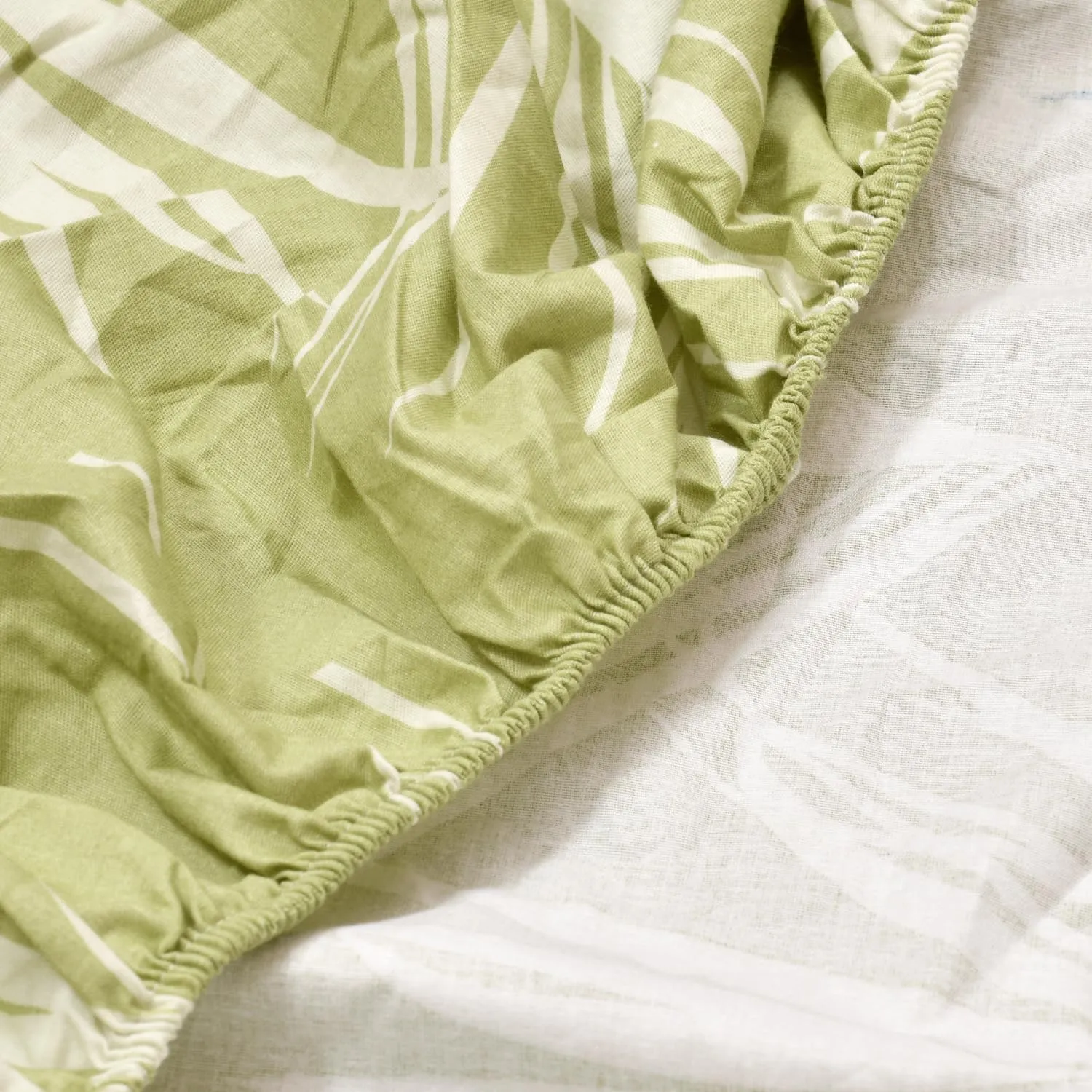 Haus & Kinder Bedsheet for Double Bed, Elastic Fitted Queen Size | 186 TC Cotton Fitted Elastic Bed Sheet for Double Size (78 X 60 Inches   13 Inches Deep Pocket) | Botanical Bliss Blue
