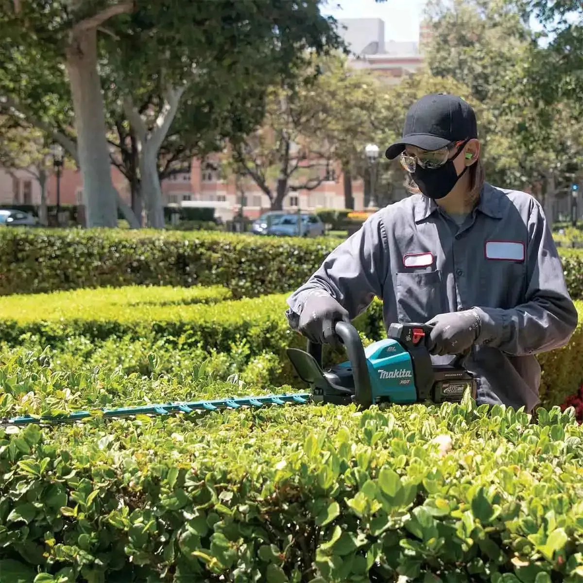 Makita 40V max XGT Brushless Cordless 24" Hedge Trimmer Kit